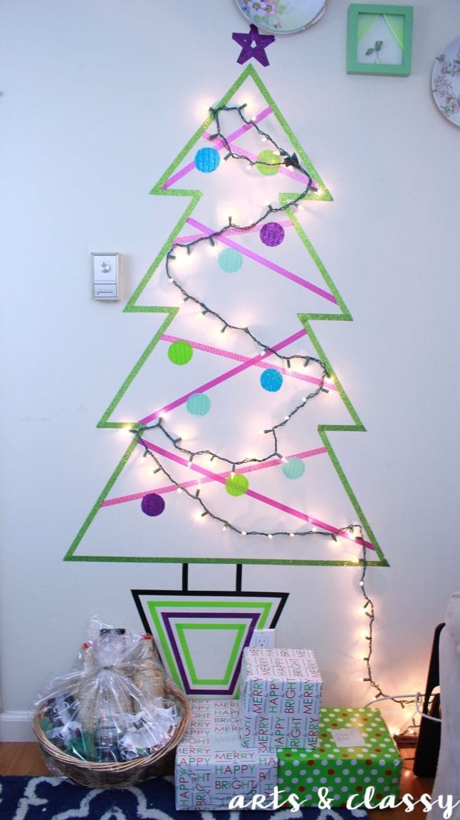 DIY Christmas Tree for people with no space or a small budget. Learn more at www.artsandclassy.com-05
