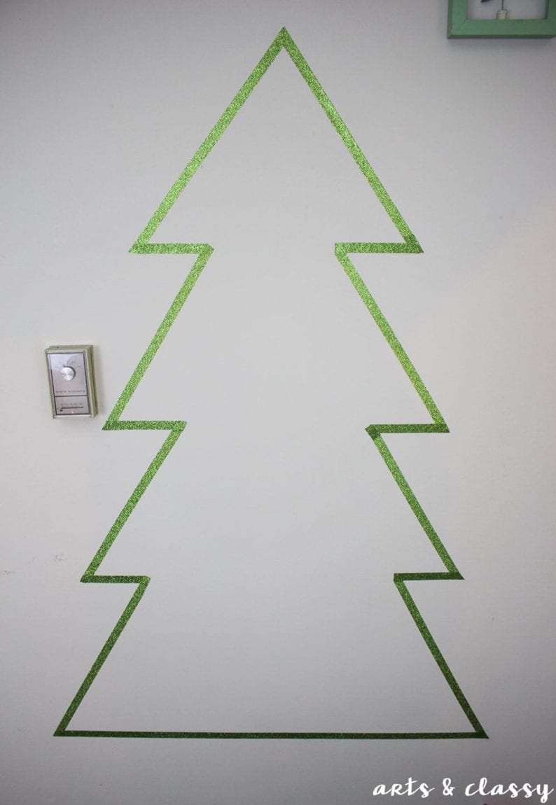 DIY Christmas Tree for people with no space or a small budget. Learn more at www.artsandclassy.com-10