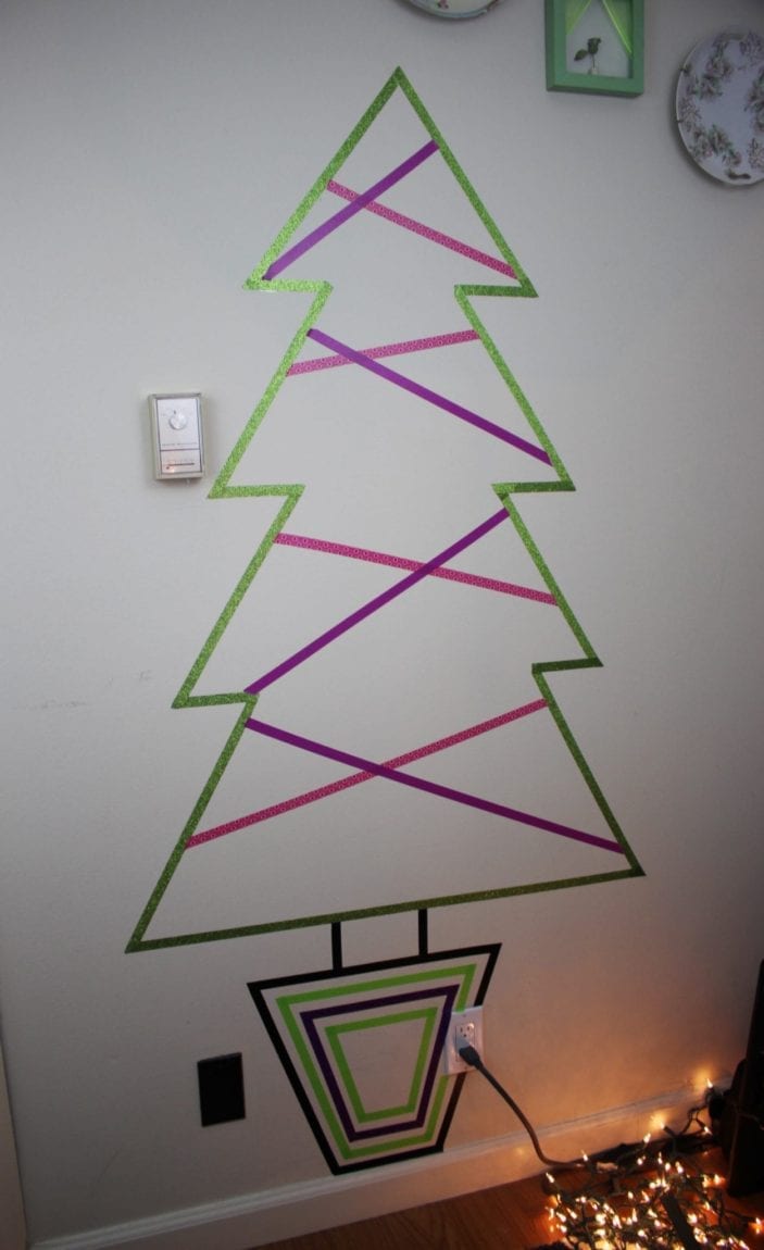 DIY Christmas Tree for people with no space or a small budget. Learn more at www.artsandclassy.com-14