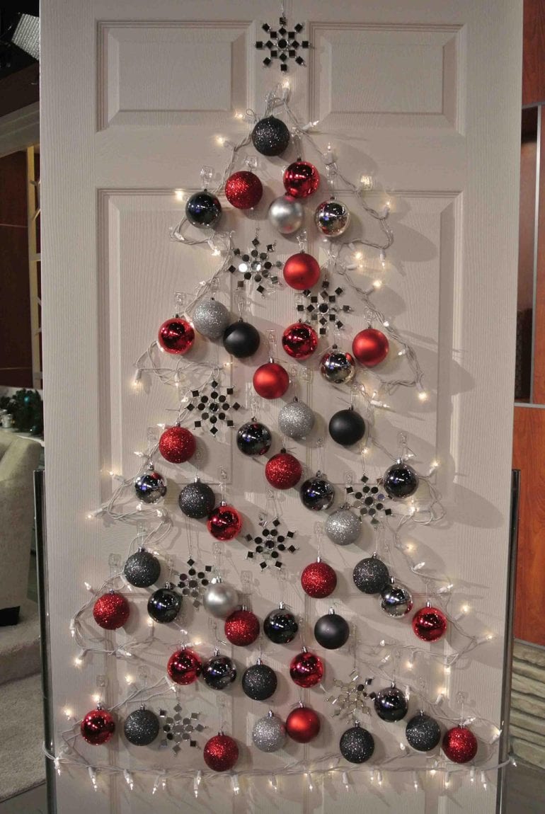 12-creative-ways-to-build-a-christmas-tree-in-an-apartment