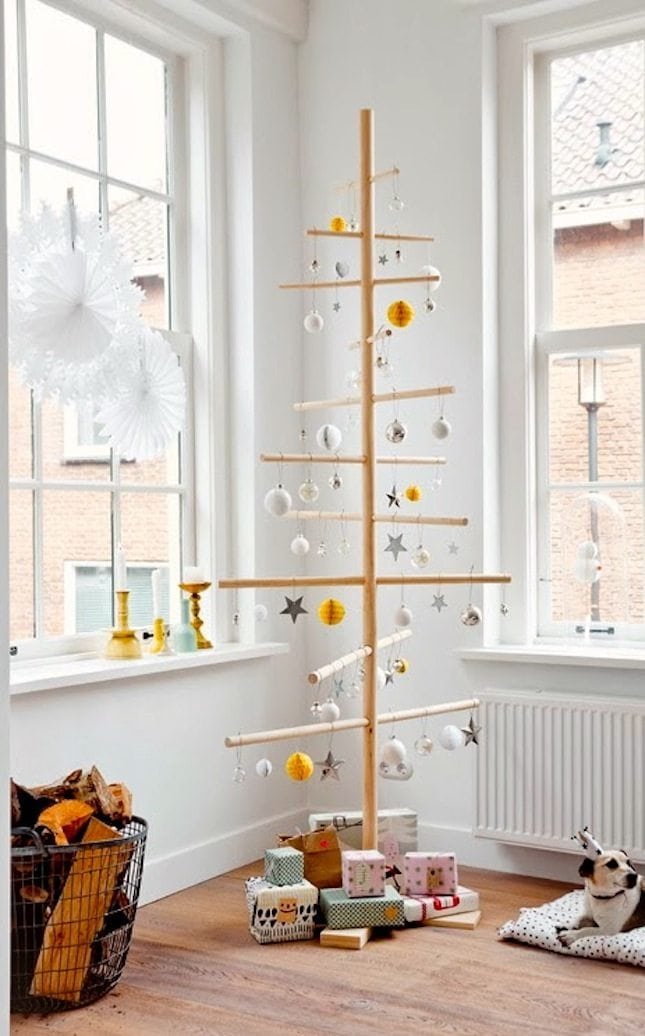 12-creative-ways-to-build-a-christmas-tree-in-an-apartment