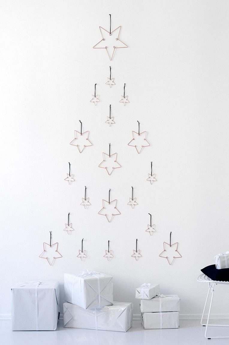 12-creative-ways-to-build-a-christmas-tree-in-an-apartment