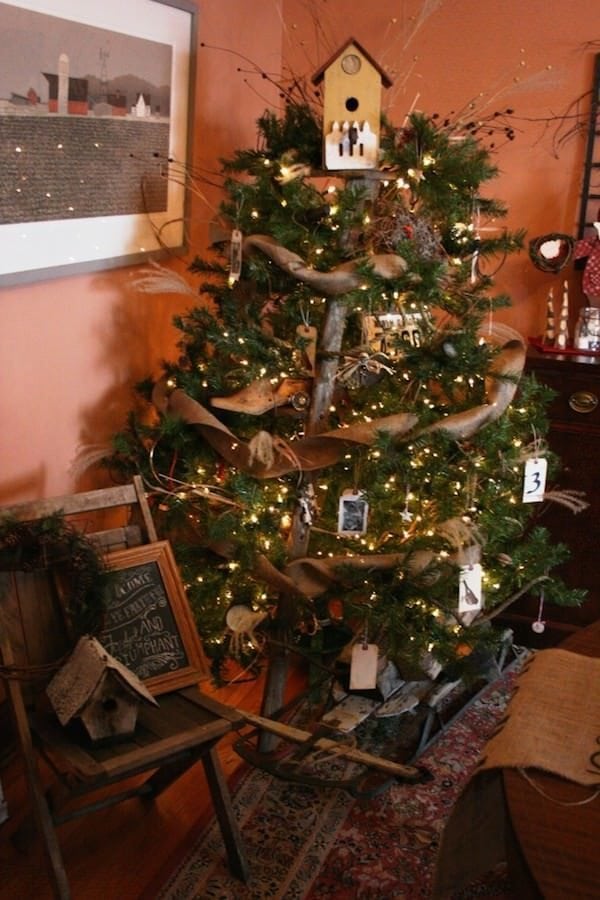 12-creative-ways-to-build-a-christmas-tree-in-an-apartment