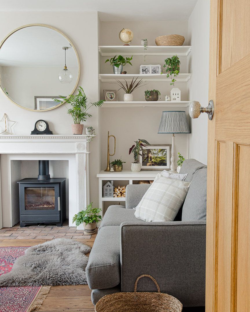 Making your living room look bigger doesn't have to be hard. With these easy tips, you can create an open and spacious atmosphere in no time!