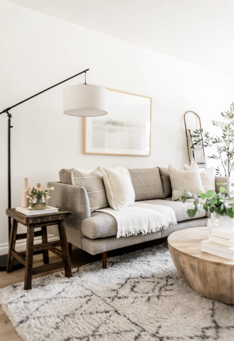 Making your living room look bigger doesn't have to be hard. With these easy tips, you can create an open and spacious atmosphere in no time!