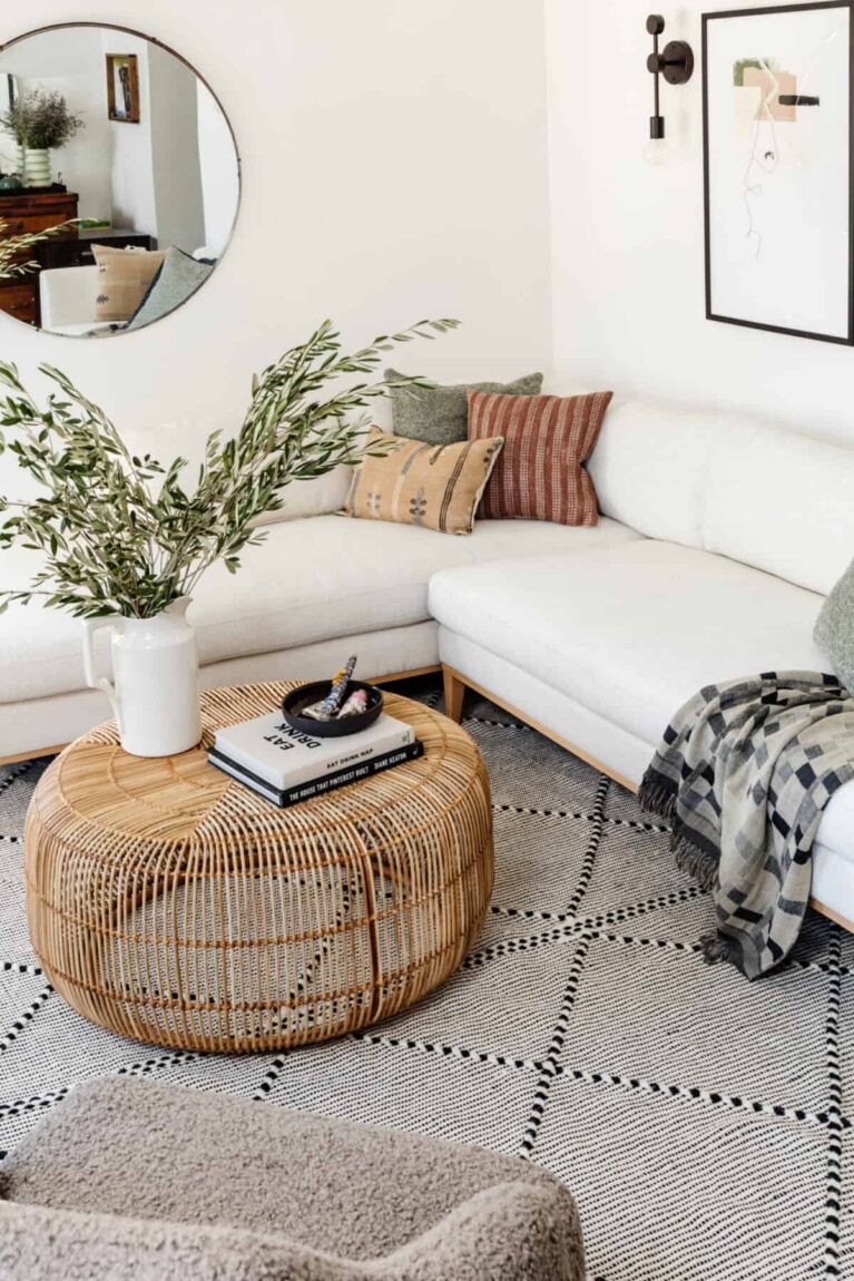 Making your living room look bigger doesn't have to be hard. With these easy tips, you can create an open and spacious atmosphere in no time!