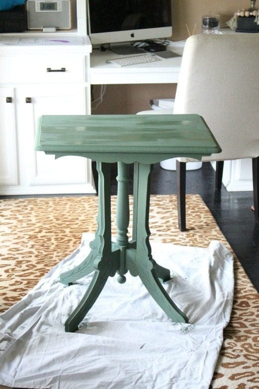 Thrifted side table update with green paint - Green is a hot home decor trend right now, so check out these gorgeous furniture flips. Furniture makeovers with all shades of green paint | Green painted furniture. 