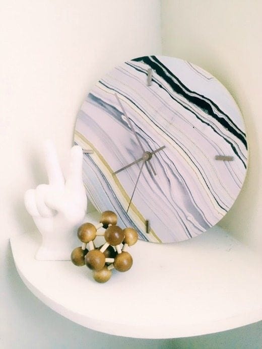 DIY Marble Effect Clock - These DIY Faux Marble Decor tutorials are surprisingly easy and budget friendly. Whether you want to tackle a faux-finish or use marble contact paper, there are DIY ideas for every decorator | faux marble counter tops, coffee tables, and decor accessories.