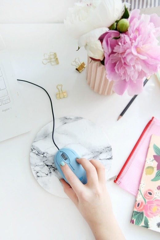 DIY Marble Mousepad - These DIY Faux Marble Decor tutorials are surprisingly easy and budget friendly. Whether you want to tackle a faux-finish or use marble contact paper, there are DIY ideas for every decorator | faux marble counter tops, coffee tables, and decor accessories.