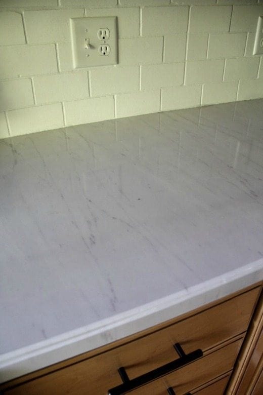 DIY Faux Marble Countertops - These DIY Faux Marble Decor tutorials are surprisingly easy and budget friendly. Whether you want to tackle a faux-finish or use marble contact paper, there are DIY ideas for every decorator | faux marble counter tops, coffee tables, and decor accessories.