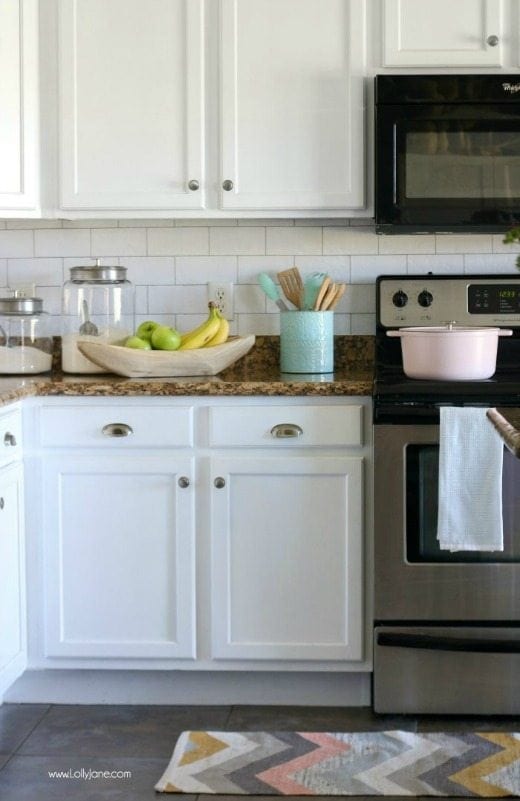 Wallpaper Back Splash - Decorating with wallpaper is so popular in home decor. Many peel-and-stick options are temporary, making this the perfect way for renters and homeowners alike to spruce up their space | Rental-friendly decorating with wallpaper.