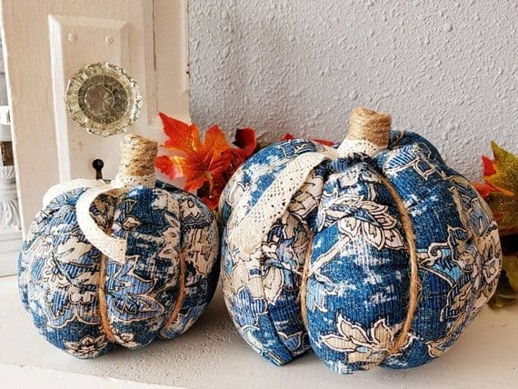 Get your home ready for Fall with these 21 budget-friendly and cozy Fall decor ideas! From easy DIY Fall wreaths to mantel decorating ideas, there's something for everyone. So get inspired and start decorating for Fall! fall decor ideas, fall decorating ideas, fall decor ideas for the home, fall decor ideas for living room, fall decor ideas for apartments, fall decorations ideas