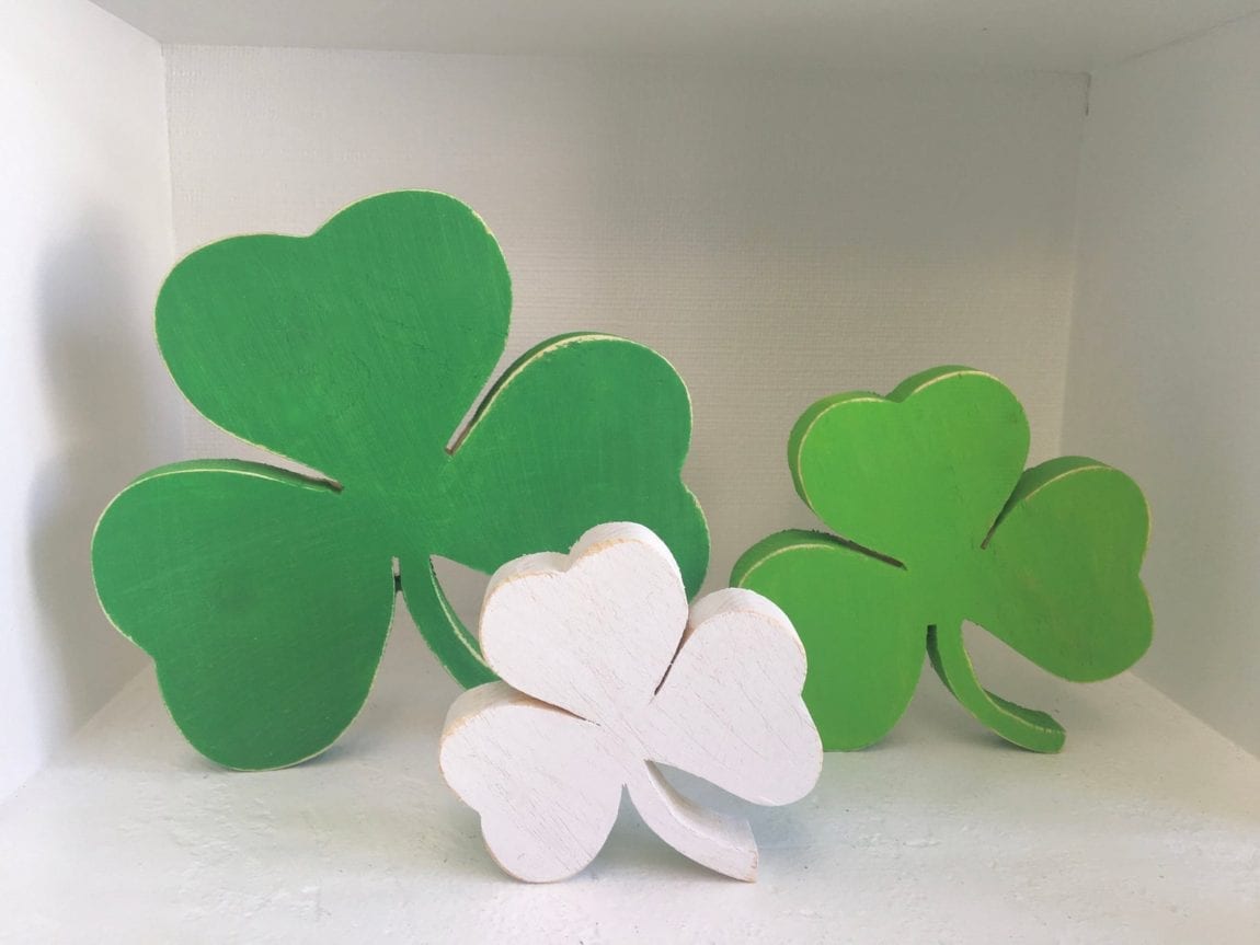 Check out these amazing St. Patricks Day Decorations Decor Ideas for your home! You can decorate your home on even the smallest of budgets. 