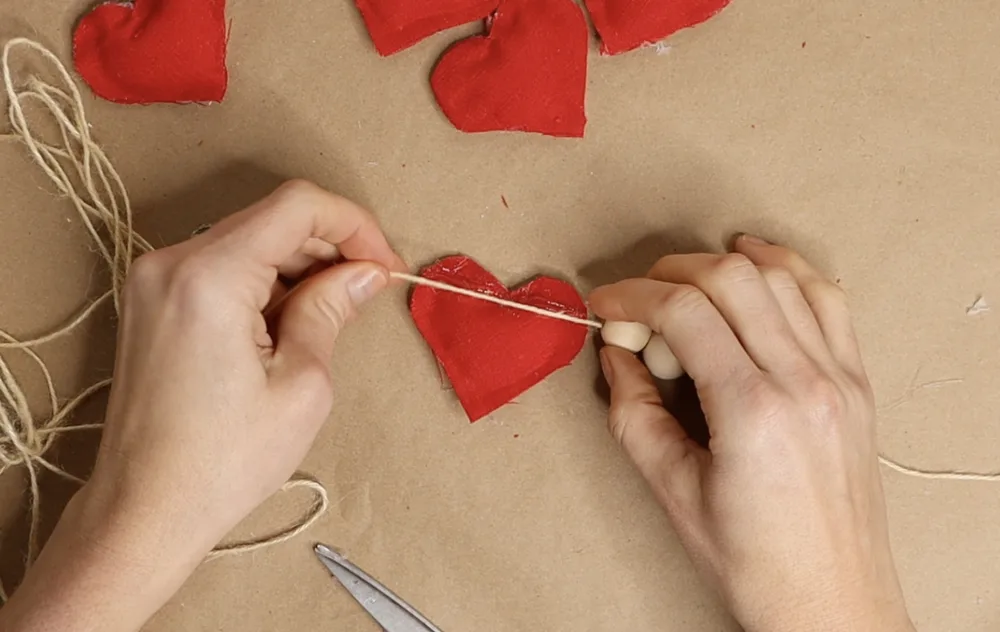 How To Make A DIY Valentines Day Garland (No Sew!)