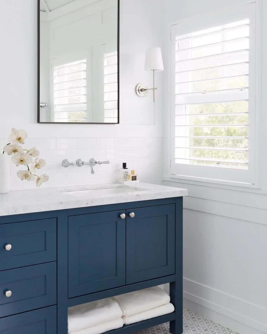 8 Essential Tips for Decorating a Navy Blue Bathroom on a Tight Budget - Invest in Luxurious Bath Linens