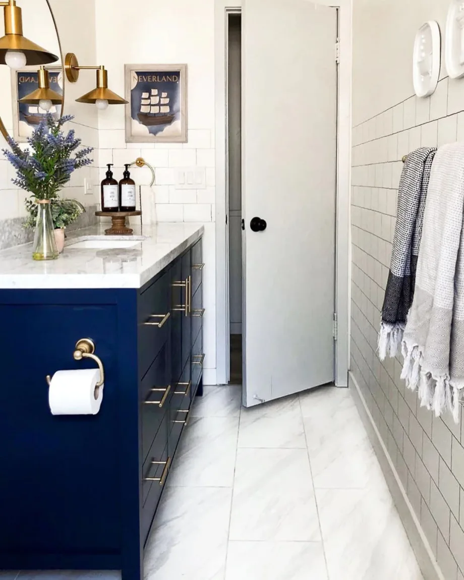8 Essential Tips for Decorating a Navy Blue Bathroom on a Tight Budget - Invest in Luxurious Bath Linens