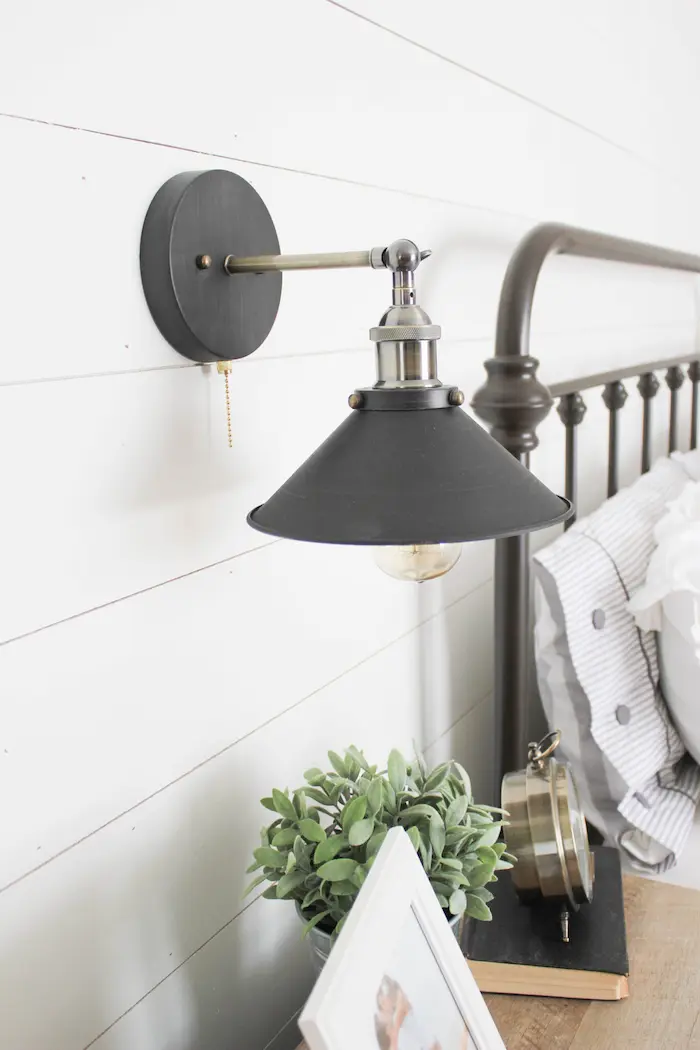 Style your bedroom in farmhouse fashion without spending a fortune. Discover 15 budget-friendly ideas to capture the perfect rustic ambiance.
