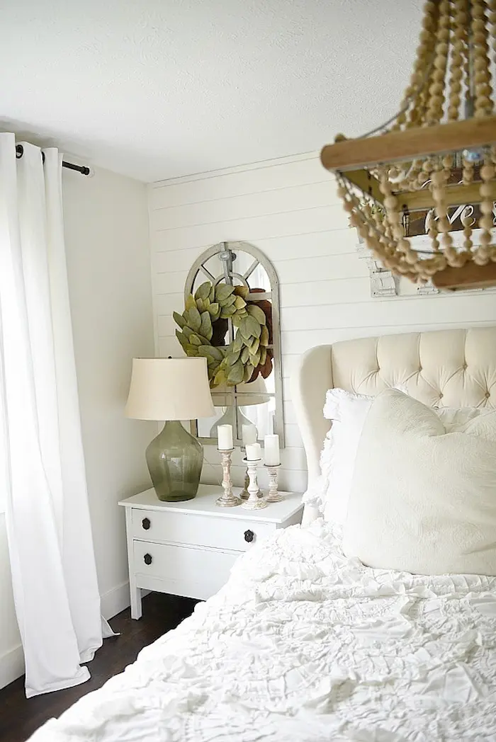 Infuse your bedroom with rustic elegance using these 15 affordable ideas. Achieve a farmhouse-style haven without breaking the bank.
