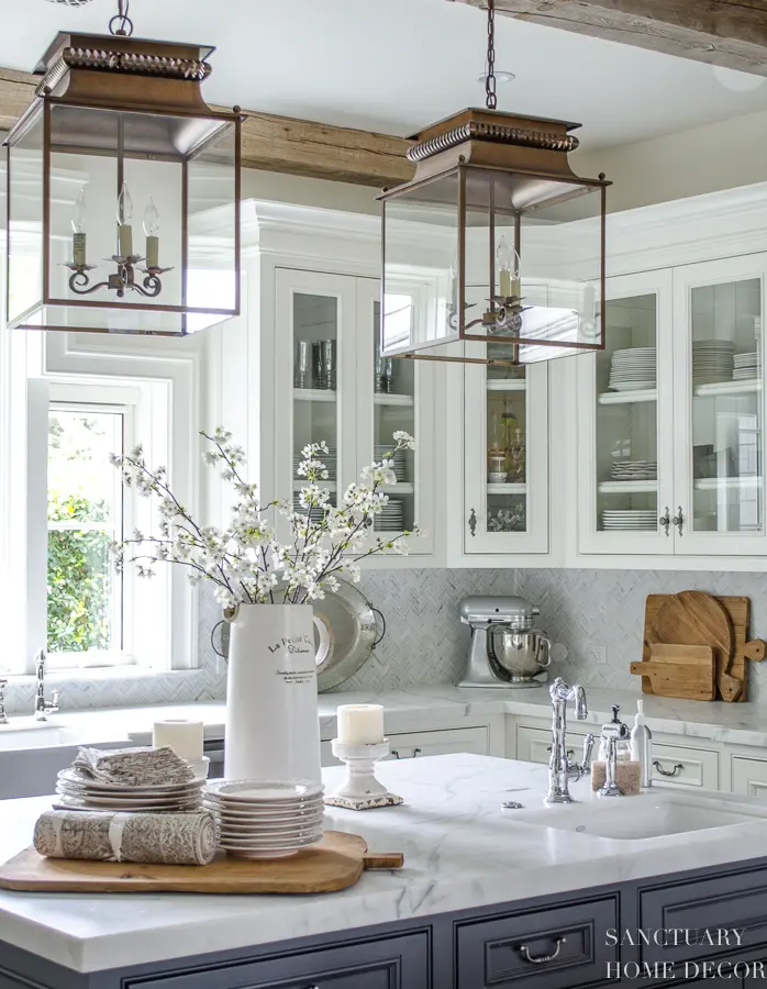 Elevate your kitchen decor with these stylish farmhouse ideas, from vintage accents to neutral color palettes and inviting vibes.
