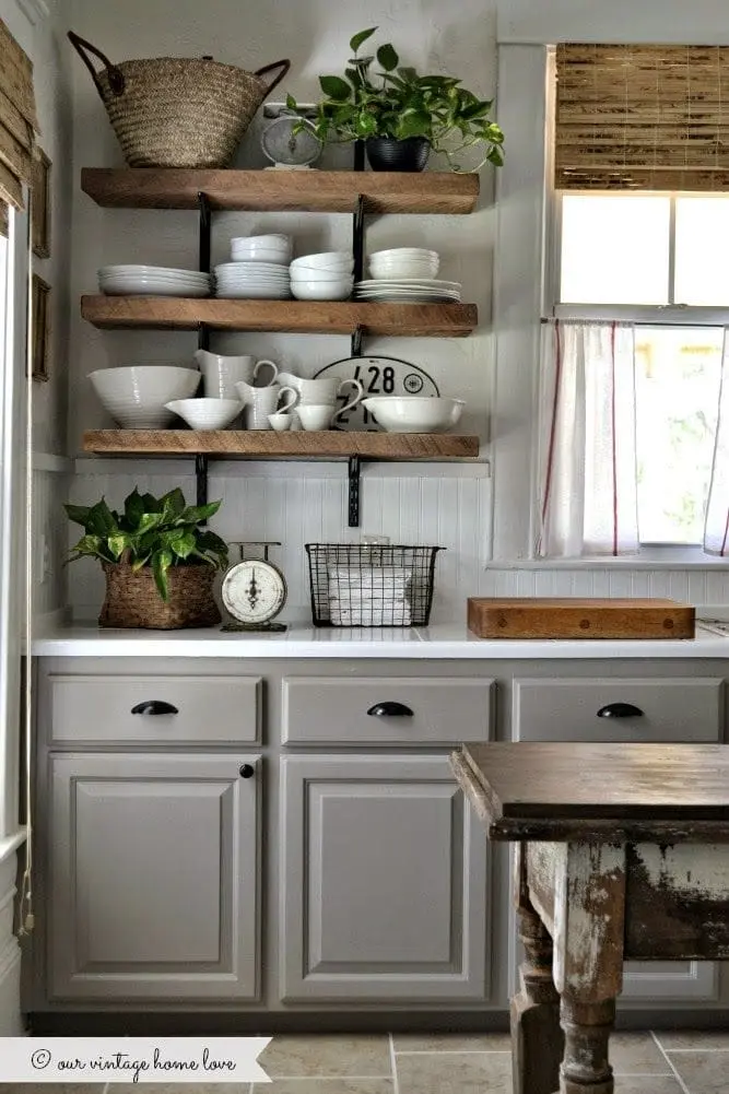 Elevate your kitchen decor with these stylish farmhouse ideas, from vintage accents to neutral color palettes and inviting vibes.
