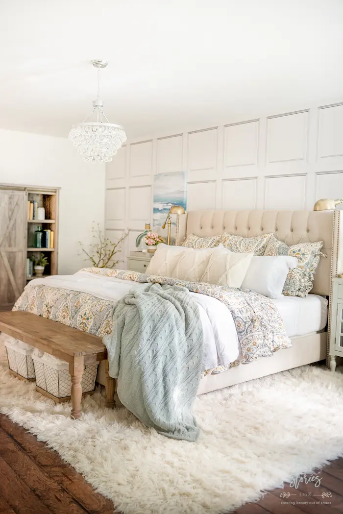 Decorate your bedroom in farmhouse style without breaking your budget. Discover 15 affordable ways to bring rustic charm to your space.
