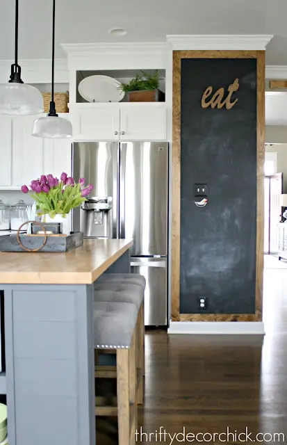 Get inspired by modern farmhouse kitchens decorated with a blend of rustic materials, vintage fixtures, and timeless elegance. Like this fabulous chalkboard wall.