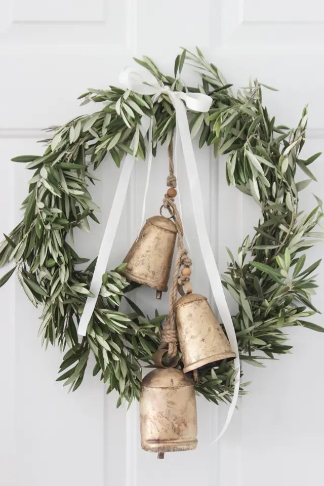 Natural Elegance: Minimalist Christmas Decor. Embrace a minimalist approach to Christmas decor with natural elements. Discover how simplicity and nature can combine for a beautifully elegant holiday.